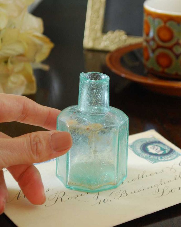 アンティーク ガラスボトル アンティーク雑貨 イギリスで見つけたアンティーク、八角形のシルエットのインクボトル。一つ一つ違うガラスの表情いろんな形があったり、ちょっと不恰好だったり、気泡が入っている・・・そんな所がアンティークらしさなんです。(m-2642-z)