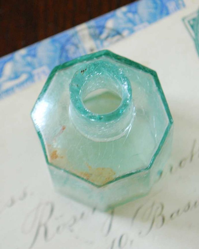 アンティーク ガラスボトル アンティーク雑貨 イギリスで見つけたアンティーク、八角形のシルエットのインクボトル。上から見るとこんな感じですアンティークなので多少のキズやカケがある場合はありますが、使用上問題はありませんのでご了承下さい。(m-2642-z)