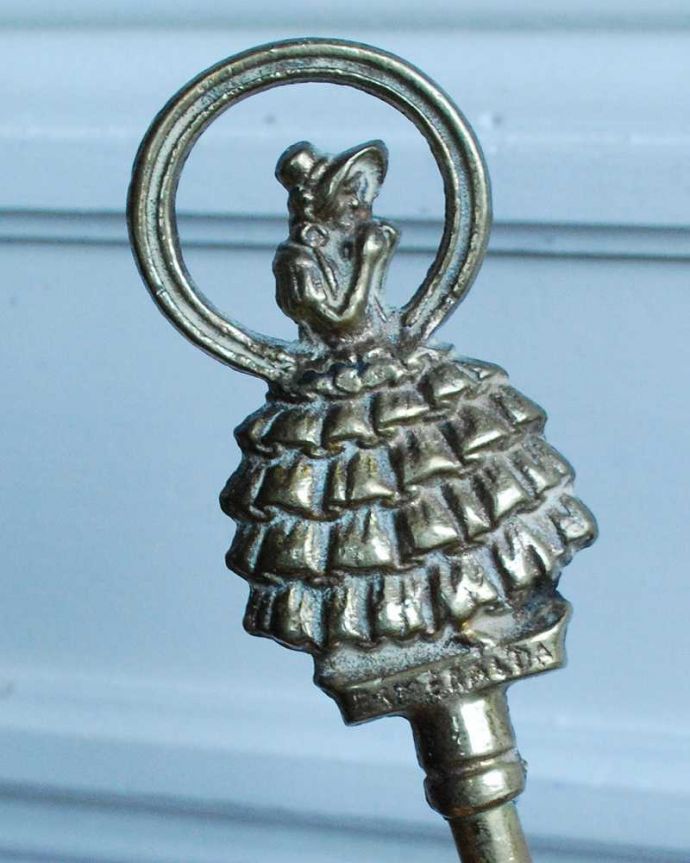 アンティーク 真鍮の雑貨　アンティーク雑貨　ドレスと帽子をかぶった美しい女性のアンティーク真鍮靴べら。時を重ねて作りだされたオトナ色の真鍮優しい真鍮の輝きは、時を重ねたことで作り出すことが出来るアンティークだけが持つ大人の色。(m-2648-z)