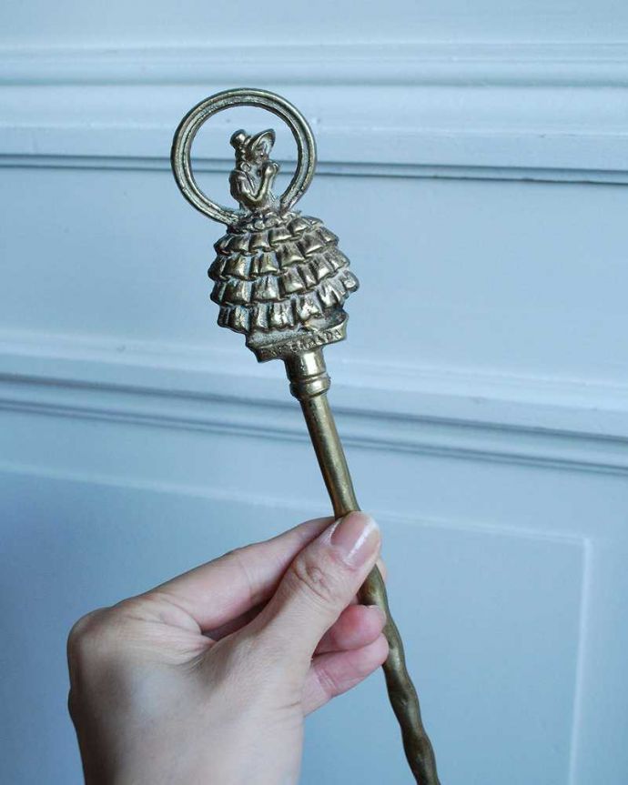 アンティーク 真鍮の雑貨　アンティーク雑貨　ドレスと帽子をかぶった美しい女性のアンティーク真鍮靴べら。実用的に使えるアンティーク玄関で実用的に使って楽しめるアンティーク。(m-2648-z)