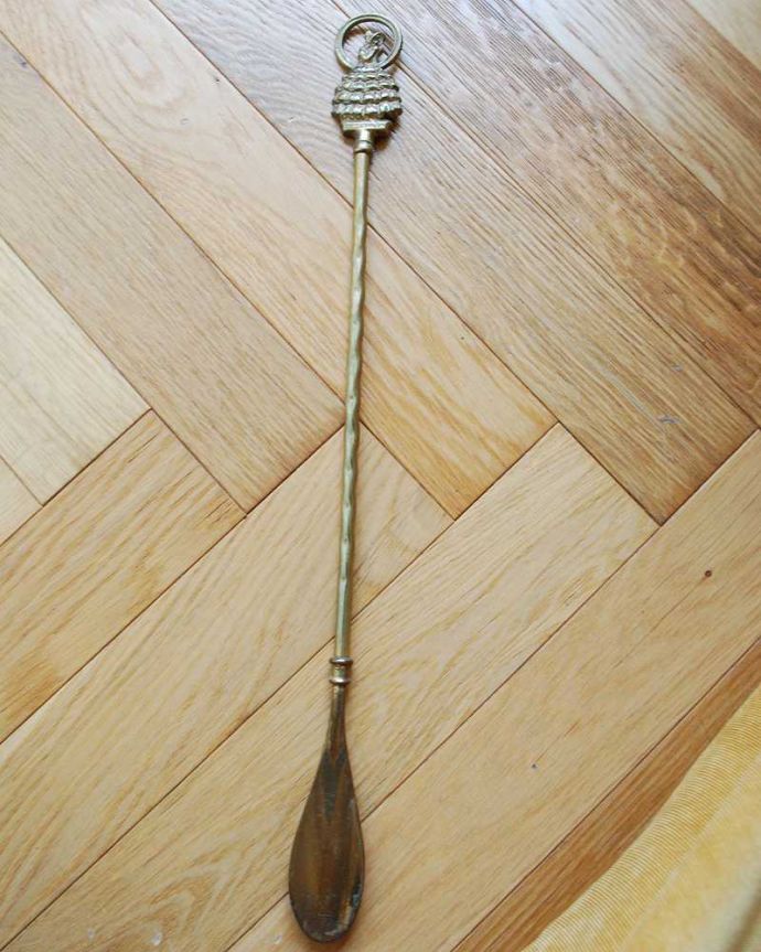 アンティーク 真鍮の雑貨　アンティーク雑貨　ドレスと帽子をかぶった美しい女性のアンティーク真鍮靴べら。アンティークらしい風合いアンティークなので多少のキズ・汚れがある場合があります。(m-2648-z)