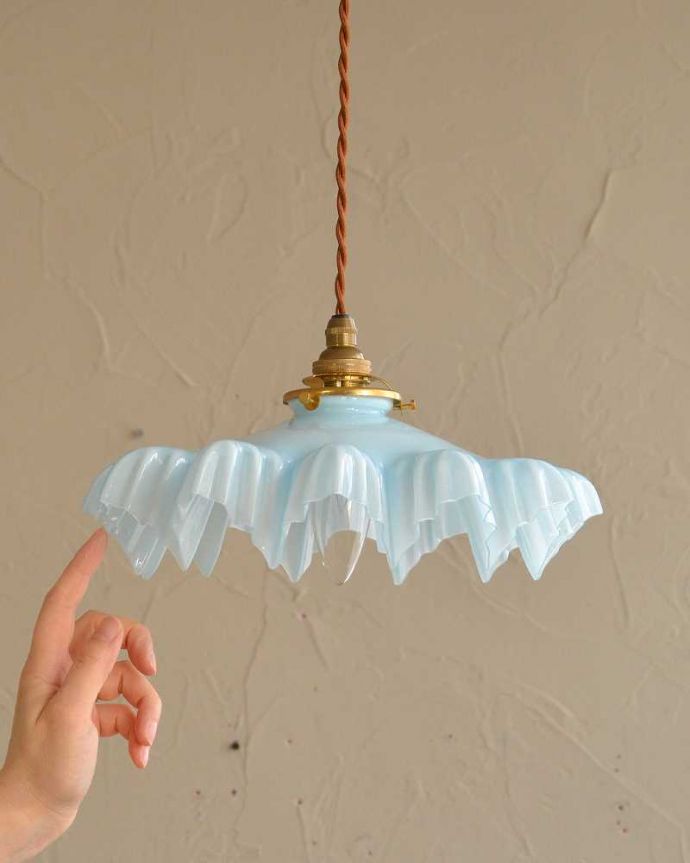 ペンダントライト　照明・ライティング　ベビーブルーがキレイなアンティークペンダントライト(コード・シャンデリア電球・ギャラリーA)。。(m-2651-z)