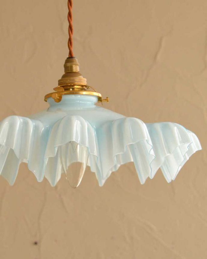 ペンダントライト　照明・ライティング　ベビーブルーがキレイなアンティークペンダントライト(コード・シャンデリア電球・ギャラリーA)。。(m-2651-z)