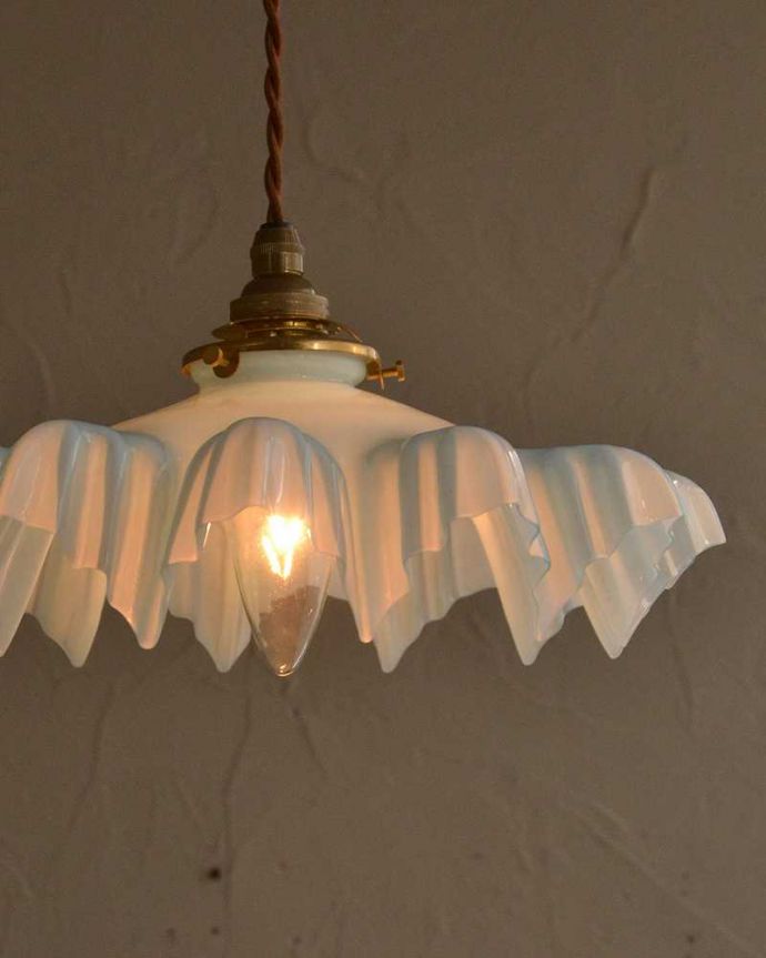 ペンダントライト　照明・ライティング　ベビーブルーがキレイなアンティークペンダントライト(コード・シャンデリア電球・ギャラリーA)。。(m-2651-z)
