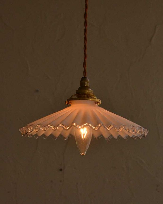 ペンダントライト　照明・ライティング　フリルのようなデザインが可愛いアンティーク ペンダントライト(コード・シャンデリア電球・ギャラリーA)。。(m-2657-z)