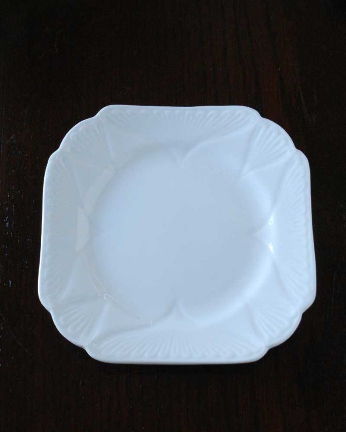 シェ―リー窯　アンティーク雑貨　英国シェリー窯のDaintyWhiteシリーズ、アンティークのプレート（11.5cm）。上から見るとこんな感じです状態のいいものだけを選んでいますが、アンティークなのでキズや欠けがある場合があります。(m-2665-z)