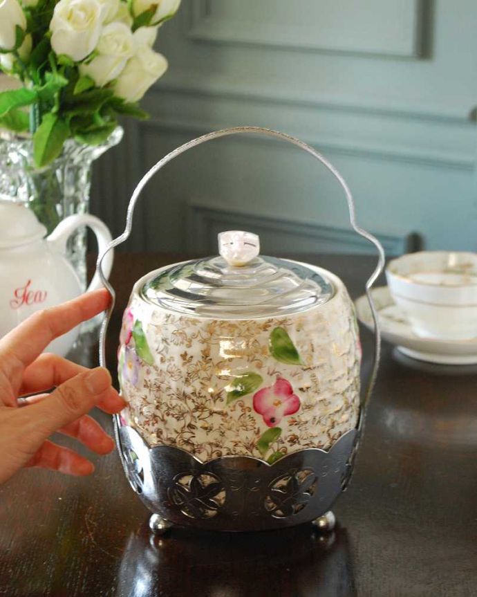 アンティーク 陶磁器の雑貨　アンティーク雑貨　お花模様が華やか、イギリスで見つけたWADE社のアンティークビスケットジャー。ふたを開ける度にワクワク･･･中には一体、どんなお菓子が入っているんだろう？昔も今も開ける度にワクワクです。(m-2667-z)