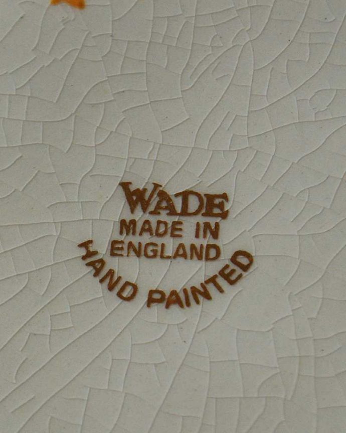 アンティーク 陶磁器の雑貨　アンティーク雑貨　お花模様が華やか、イギリスで見つけたWADE社のアンティークビスケットジャー。裏側には品質の証製造メーカー保証の意味がこもった窯印、ポーセリンマークがあります。(m-2667-z)
