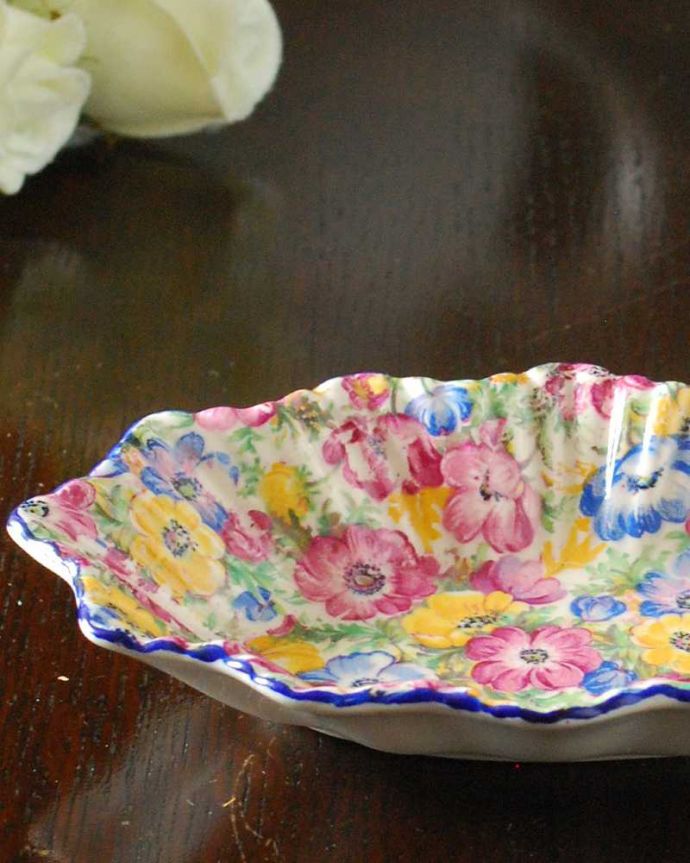 アンティーク 陶磁器の雑貨　アンティーク雑貨　色鮮やかなお花たちが美しいイギリスアンティークチンツボール（トレイ）。実用的にも飾っても使える華やなアンティークのプレートお料理を盛り付けるためだけのものではなく、お客様をもてなすために観賞用の目的もあったので、アンティークのプレートは、まるで絵画のように美しい模様なんです。(m-2668-z)