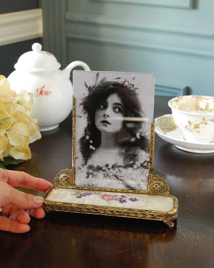 アンティーク 真鍮の雑貨 アンティーク雑貨 フランスアンティーク雑貨、真鍮細工も美しいプチポワンフォトフレーム(フォトスタンド)。大きさはこれくらいです写真やポストカードをこのフォトスタンドに入れるだけでグッと素敵に見えます。(m-2669-z)