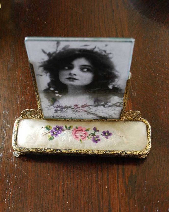 アンティーク 真鍮の雑貨 アンティーク雑貨 フランスアンティーク雑貨、真鍮細工も美しいプチポワンフォトフレーム(フォトスタンド)。上から全体を見てみましょうアンティークなので多少のキズ・汚れがある場合があります。(m-2669-z)