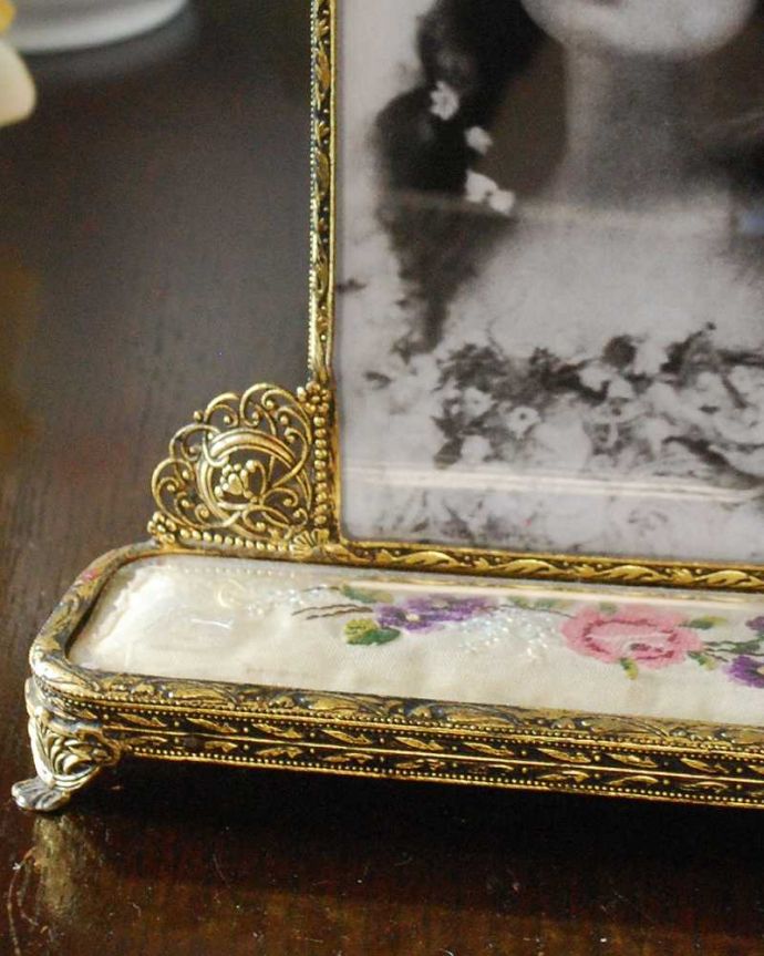 アンティーク 真鍮の雑貨 アンティーク雑貨 フランスアンティーク雑貨、真鍮細工も美しいプチポワンフォトフレーム(フォトスタンド)。マリーアントワネットが愛した刺繍女性らしく柔らかな印象にうっとりします。(m-2669-z)