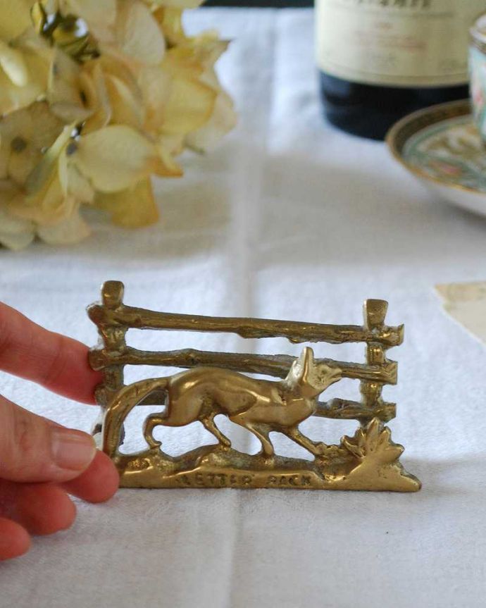 アンティーク 真鍮の雑貨 アンティーク雑貨 イギリス輸入アンティークの真鍮製雑貨、置き型のレターラック。デスクや、玄関に置いてあるだけでお洒落です。(m-2670-z)