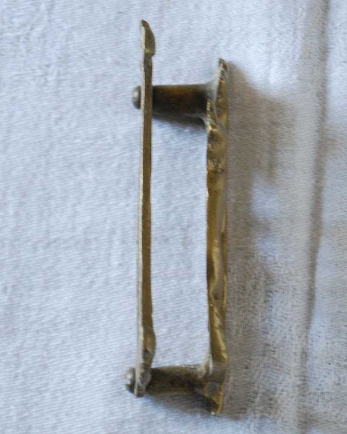 アンティーク 真鍮の雑貨 アンティーク雑貨 イギリス輸入アンティークの真鍮製雑貨、置き型のレターラック。上から見るとこんな感じですアンティークは新品ではなので多少のキズ・汚れがある場合がありますが、使用上問題はありませんので、ご了承下さい。(m-2670-z)