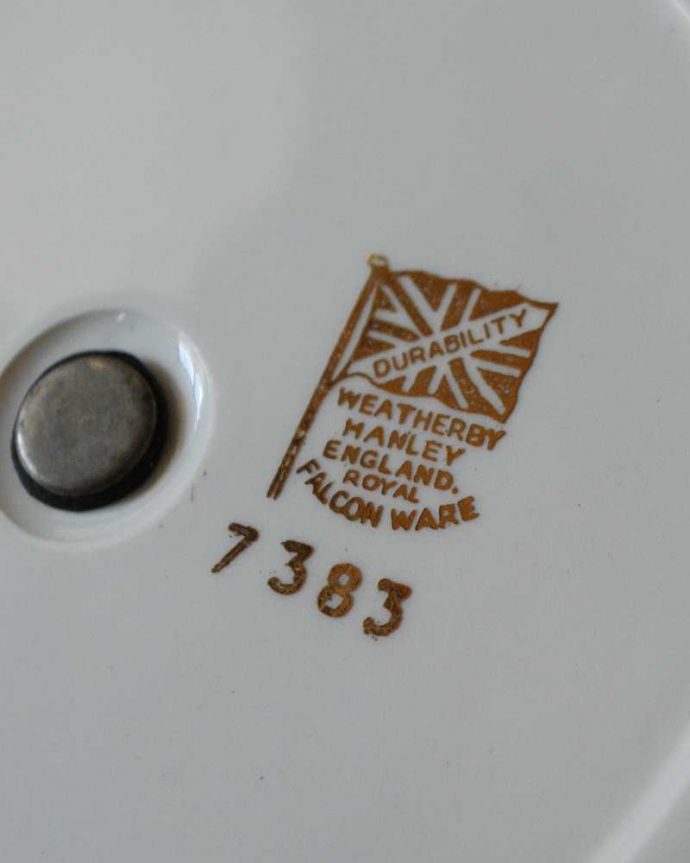 アンティーク 陶磁器の雑貨　アンティーク雑貨　ROYAL FALCON WARE社のピンクの薔薇が可愛いアンティーク２段ケーキスタンド。裏側には品質の証製造メーカー保証の意味がこもった窯印、ポーセリンマークがあります。(m-2673-z)