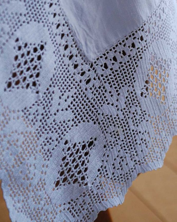 アンティーク 布製の雑貨　アンティーク雑貨　縁どりのレースとお花の刺繍が美しいアンティークテーブルクロス。コンディションの良いものだけを選んできましたアンティークのため、多少の汚れやシミがある場合がありますが、使用上問題はありませんので、ご了承下さい。(m-2676-z)