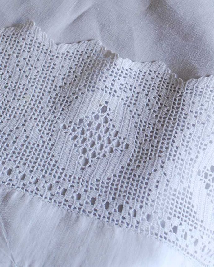 アンティーク 布製の雑貨　アンティーク雑貨　縁どりのレースとお花の刺繍が美しいアンティークテーブルクロス。一枚一枚手作業で丁寧に編み込まれていますハンドメイドの繊細さとあたたかさがあります。(m-2676-z)