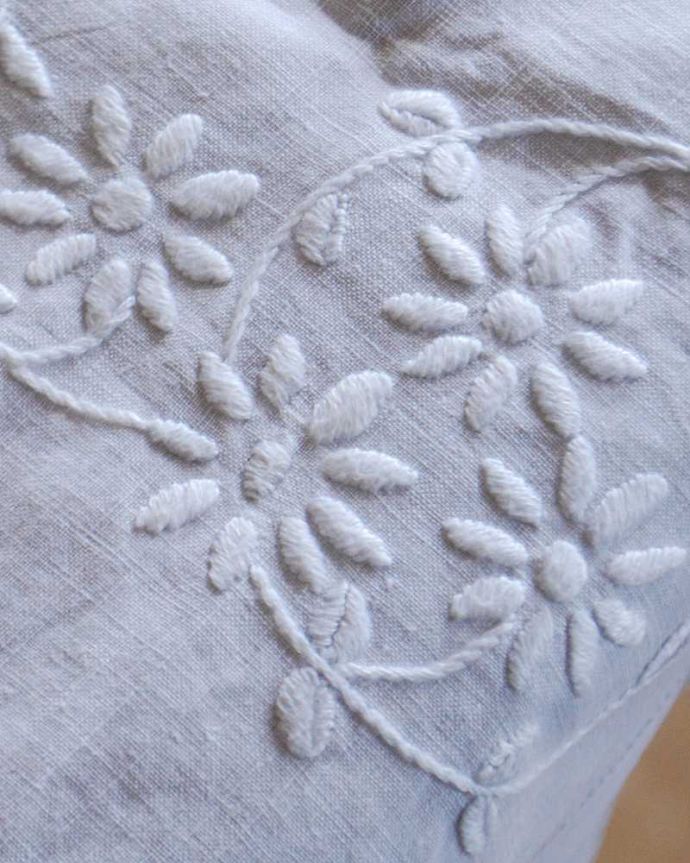 アンティーク 布製の雑貨　アンティーク雑貨　縁どりのレースとお花の刺繍が美しいアンティークテーブルクロス。アンティークなので多少のキズ・汚れがある場合があります。(m-2676-z)