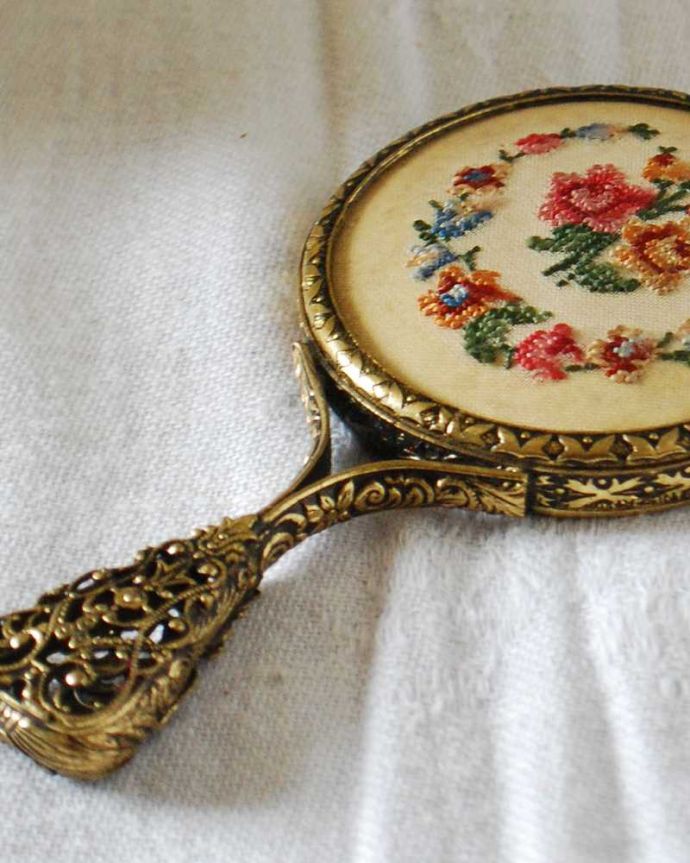 アンティーク 真鍮の雑貨　アンティーク雑貨　真鍮細工も美しい小さなアンティークプチポワンミニミラー（手鏡）。マリーアントワネットが愛した刺繍色とりどりのお花が刺繍で描かれたプチポワンの手鏡。(m-2681-z)