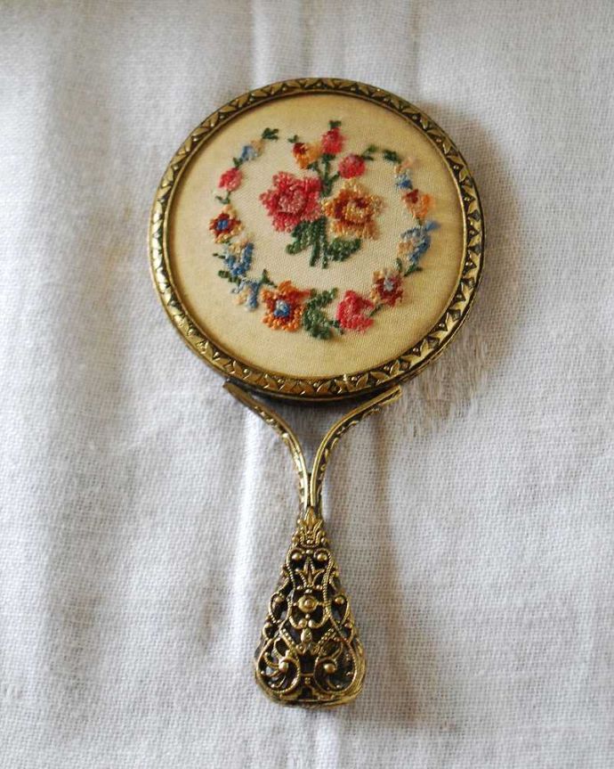 アンティーク 真鍮の雑貨　アンティーク雑貨　真鍮細工も美しい小さなアンティークプチポワンミニミラー（手鏡）。上から全体を見てみましょうアンティークなので多少のキズ・汚れがある場合があります。(m-2681-z)