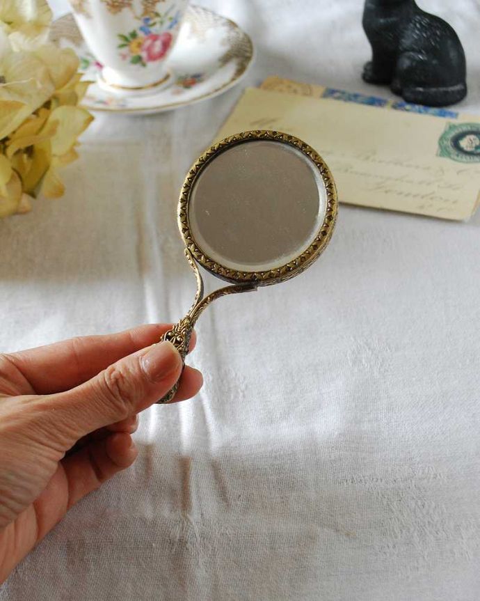 アンティーク 真鍮の雑貨　アンティーク雑貨　真鍮細工も美しい小さなアンティークプチポワンミニミラー（手鏡）。コンディションもいいミラー映し出されるもの全てがよりキレイに見えてしまうミラー。(m-2681-z)