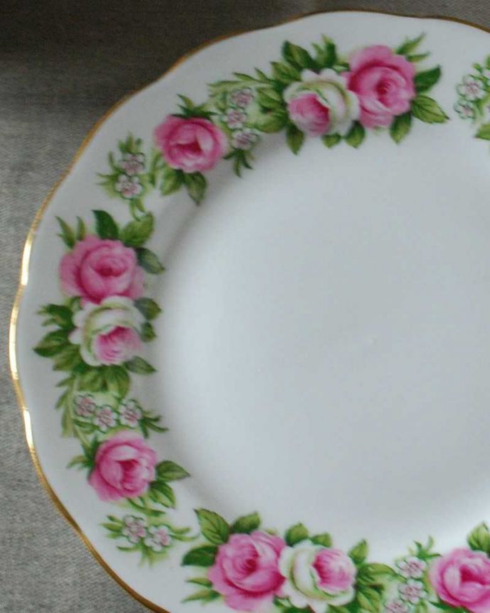 アンティーク 陶磁器の雑貨　アンティーク雑貨　大きなピンクのバラが咲き誇るアンティークのパンプレート。一番使いやすいサイズのパンプレート食事の時、パンを乗せるために使われるプレートは、一番使いやすく実用的な大きさ。(m-2683-z)
