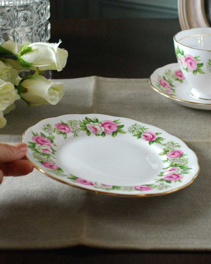 アンティーク 陶磁器の雑貨　アンティーク雑貨　大きなピンクのバラが咲き誇るアンティークのパンプレート。飾って使って楽しむアンティーク美しい柄のプレートは、飾っても使っても楽しめます。(m-2683-z)