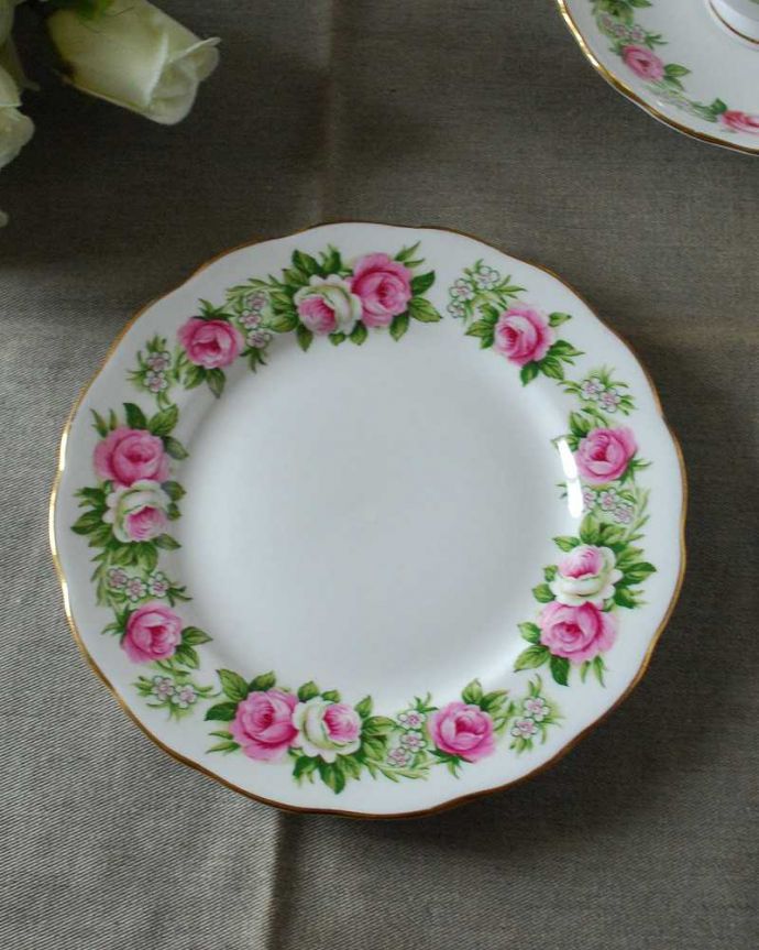 アンティーク 陶磁器の雑貨　アンティーク雑貨　大きなピンクのバラが咲き誇るアンティークのパンプレート。上から見るとこんな感じです状態のいいものだけを選んできましたがアンティークなので多少のキズ・汚れがある場合があります。(m-2683-z)