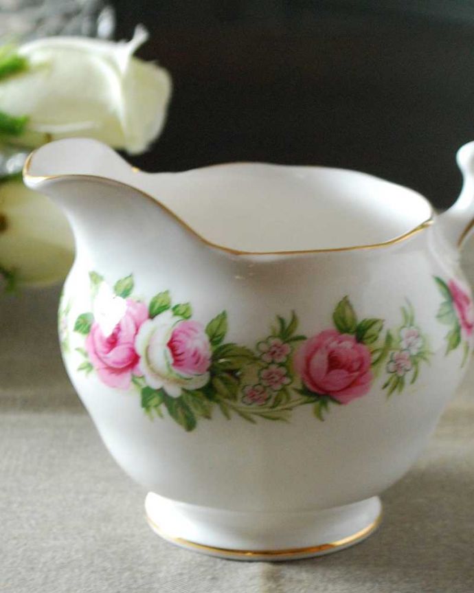 アンティーク 陶磁器の雑貨 アンティーク雑貨 英国で見つけたアンティーク、Colclough (コルクラフ)のミルクポット。お茶の時間に欠かせないミルクピッチャー紅茶を愛する英国のお茶の時間に欠かせないミルクティーのために作られた陶磁器のミルクピッチャー。(m-2686-z)