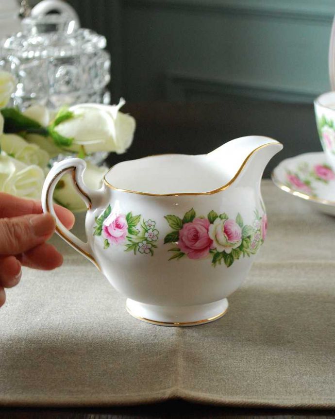 アンティーク 陶磁器の雑貨 アンティーク雑貨 英国で見つけたアンティーク、Colclough (コルクラフ)のミルクポット。自分だけの使い方で使ってみましょうたっぷりミルクが注げるように、英国のミルクピッチャーのサイズは他の国のものと比べて大きめに作られていて実用的。(m-2686-z)