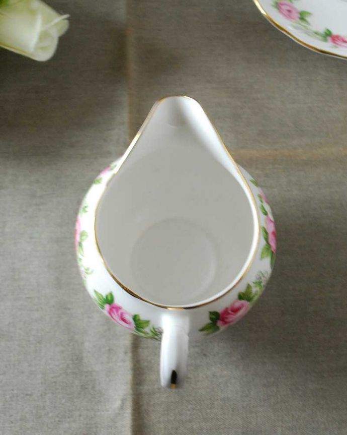 アンティーク 陶磁器の雑貨 アンティーク雑貨 英国で見つけたアンティーク、Colclough (コルクラフ)のミルクポット。上から見るとこんな感じです状態のいいものだけを選んでいますが、アンティークなのでキズや欠けがある場合があります。(m-2686-z)