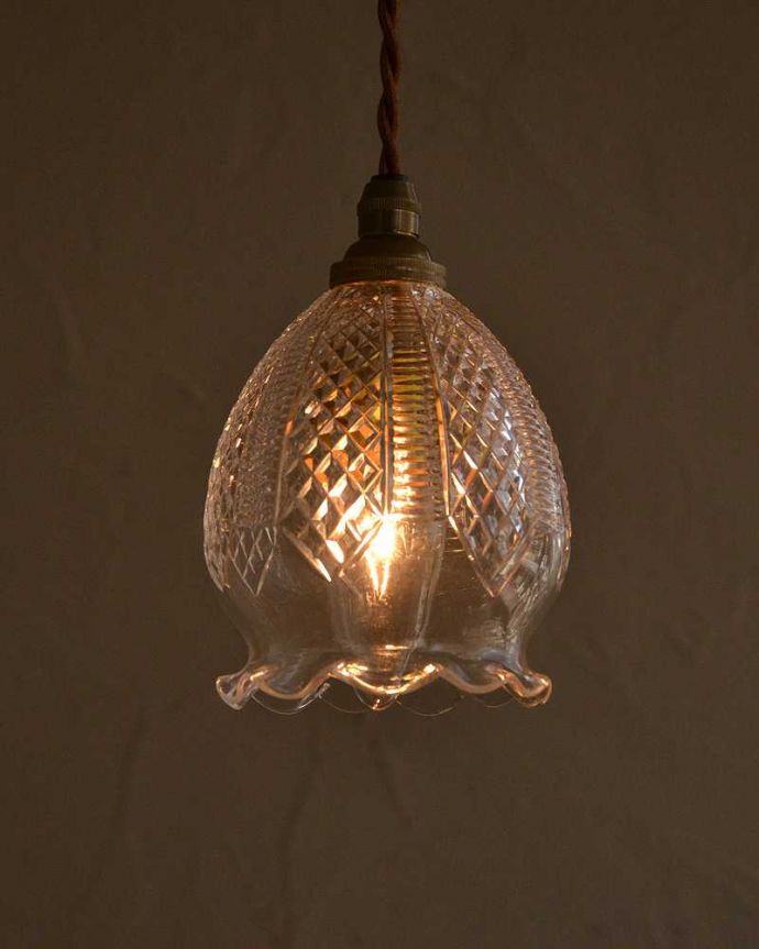 ペンダントライト　照明・ライティング　優しいフリルが女性らしいシルエットの英国アンティークのペンダントライト(コード・シャンデリア電球・ギャラリーなし)。。(m-2690-z)