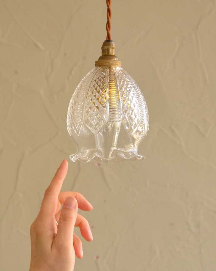 ペンダントライト　照明・ライティング　優しいフリルが女性らしいシルエットの英国アンティークのペンダントライト(コード・シャンデリア電球・ギャラリーなし)。。(m-2690-z)