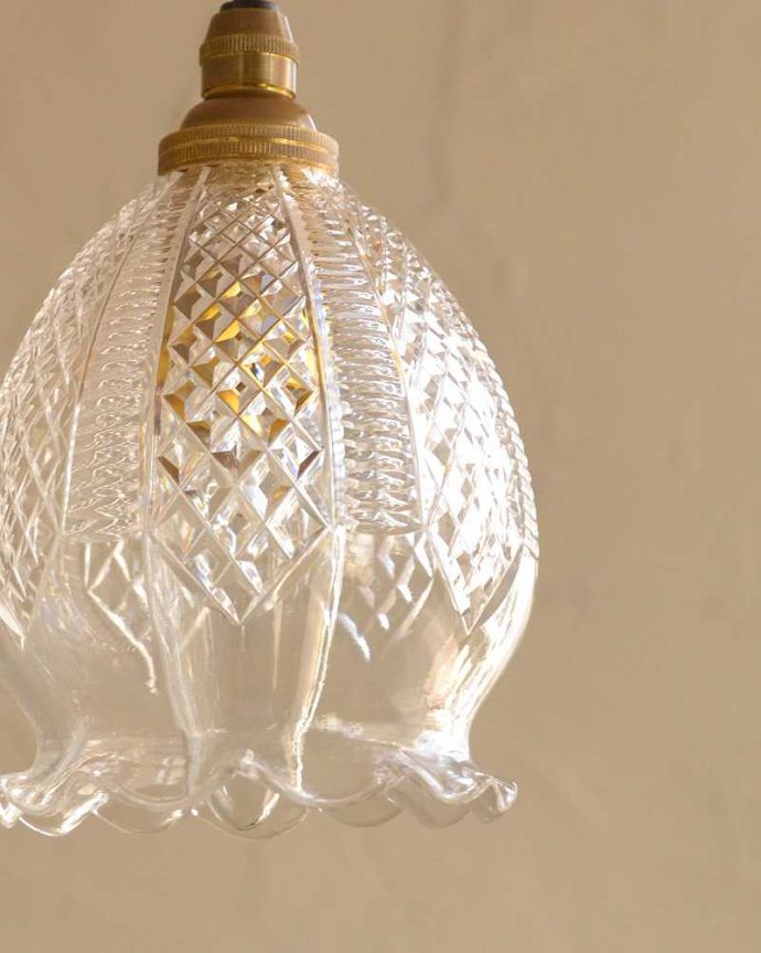 ペンダントライト　照明・ライティング　優しいフリルが女性らしいシルエットの英国アンティークのペンダントライト(コード・シャンデリア電球・ギャラリーなし)。。(m-2690-z)