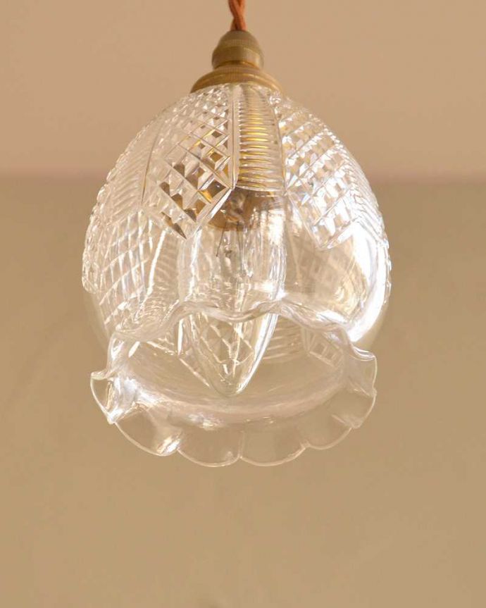 ペンダントライト　照明・ライティング　優しいフリルが女性らしいシルエットの英国アンティークのペンダントライト(コード・シャンデリア電球・ギャラリーなし)。。(m-2690-z)