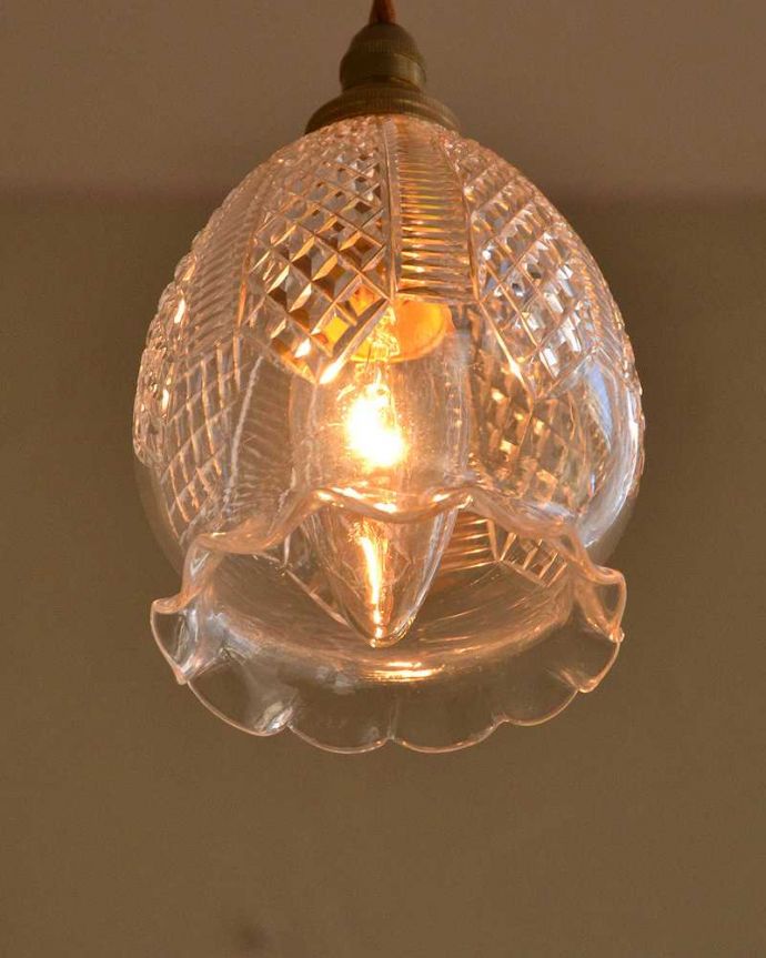 ペンダントライト　照明・ライティング　優しいフリルが女性らしいシルエットの英国アンティークのペンダントライト(コード・シャンデリア電球・ギャラリーなし)。。(m-2690-z)