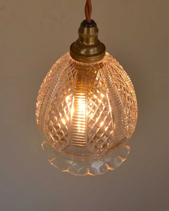 ペンダントライト　照明・ライティング　優しいフリルが女性らしいシルエットの英国アンティークのペンダントライト(コード・シャンデリア電球・ギャラリーなし)。。(m-2690-z)