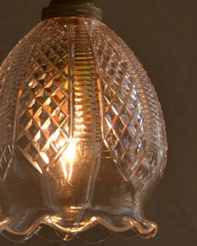 ペンダントライト　照明・ライティング　優しいフリルが女性らしいシルエットの英国アンティークのペンダントライト(コード・シャンデリア電球・ギャラリーなし)。。(m-2690-z)