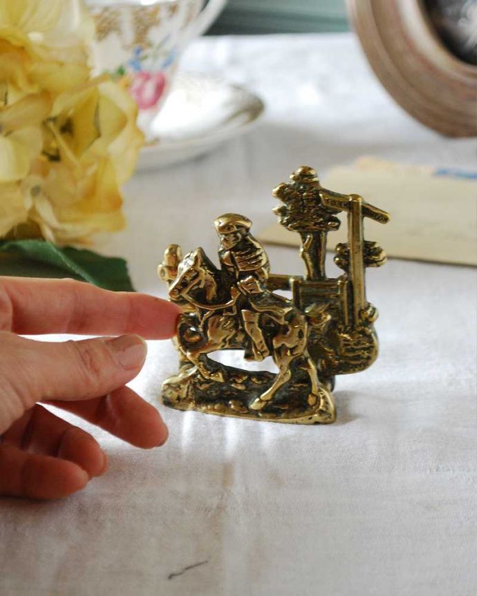 アンティーク 真鍮の雑貨　アンティーク雑貨　イギリス輸入アンティークの真鍮製雑貨、置き型のレターラック（乗馬）。大きさはこれくらいですコレクションしたくなるくらい、いろんなサイズのものがあります。(m-2691-z)