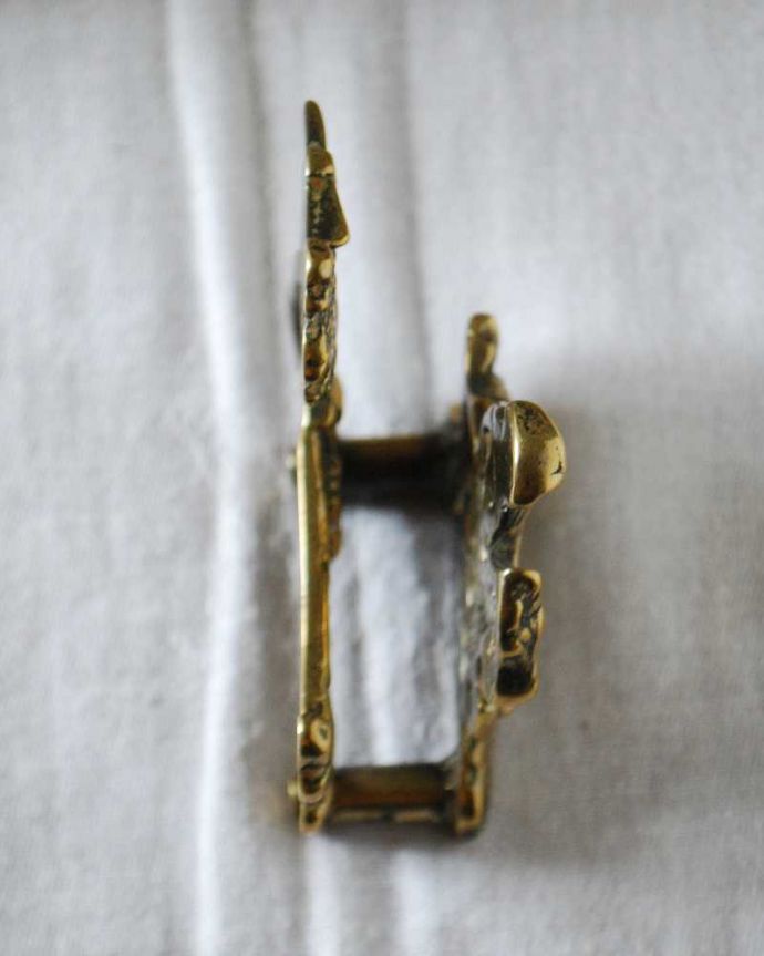 アンティーク 真鍮の雑貨　アンティーク雑貨　イギリス輸入アンティークの真鍮製雑貨、置き型のレターラック（乗馬）。上から見るとこんな感じですアンティークは新品ではなので多少のキズ・汚れがある場合がありますが、使用上問題はありませんので、ご了承下さい。(m-2691-z)