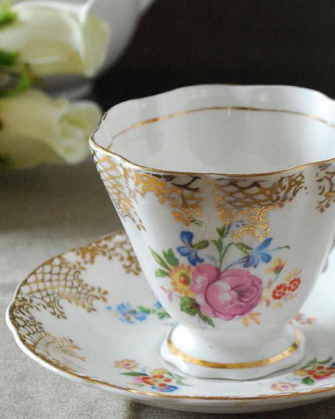 アンティーク 陶磁器の雑貨　アンティーク雑貨　色とりどりの可愛いお花×キラキラ輝く金彩が華やかなアンティークカップ＆ソーサー。飾って使って楽しむ小さなアンティークアンティークでしか手に入れることが出来ない美しい模様のカップ＆ソーサー。(m-2693-z)