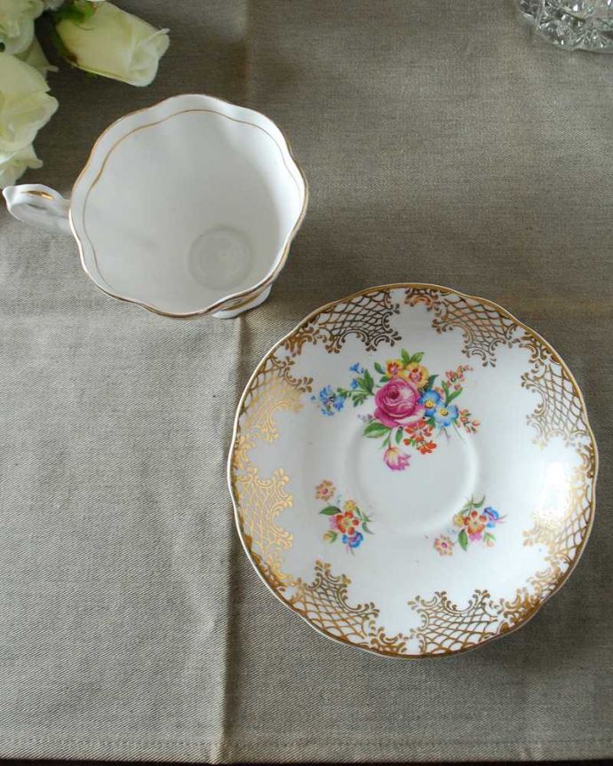 アンティーク 陶磁器の雑貨　アンティーク雑貨　色とりどりの可愛いお花×キラキラ輝く金彩が華やかなアンティークカップ＆ソーサー。上から見るとこんな感じです状態のいいものだけを選んでいますが、アンティークなのでキズや欠けがある場合があります。(m-2693-z)