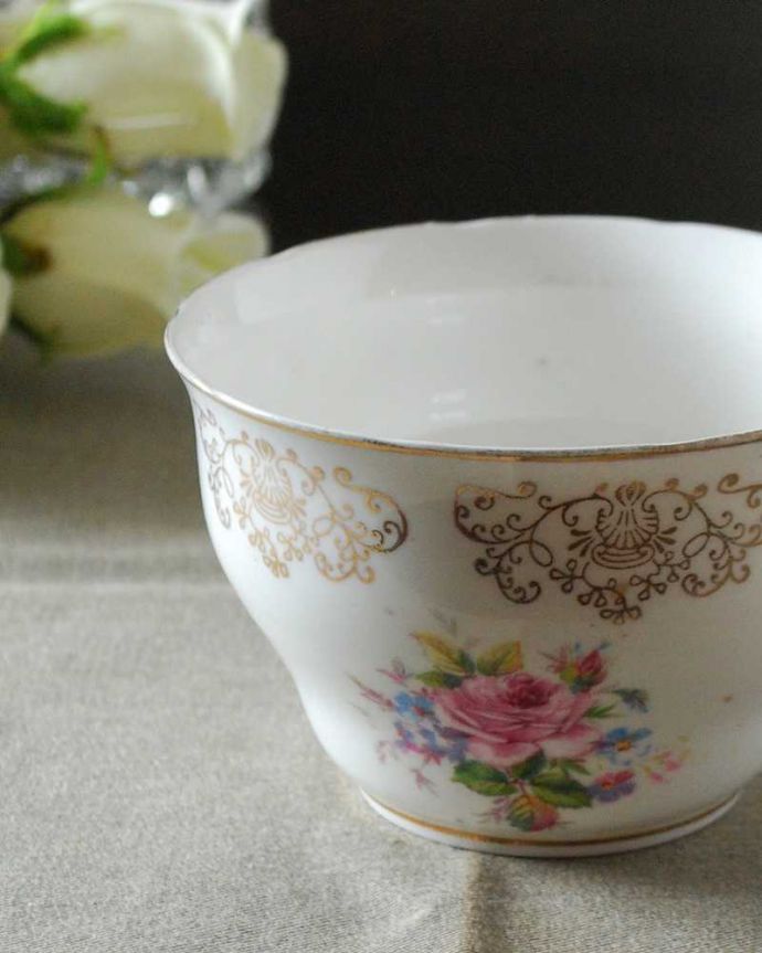 アンティーク 陶磁器の雑貨　アンティーク雑貨　金彩×ピンクの薔薇が美しいアンティーク　シュガーボウル（VIONA BONE CHINA）。お茶の時間を華やかにしてくれるアンティークティータイムを楽しむための茶道具の一つシュガーボウル。(m-2695-z)