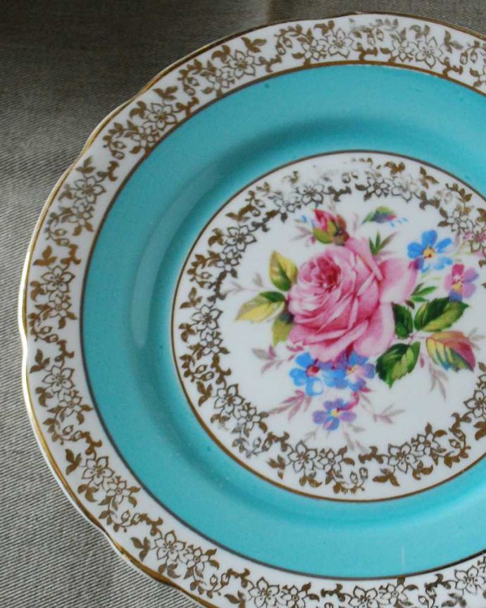 アンティーク 陶磁器の雑貨 アンティーク雑貨 華やかなバラのデザインが豪華なアンティークプレート(パンプレート)。一番使いやすいサイズのパンプレート食事の時、パンを乗せるために使われるプレートは、一番使いやすく実用的な大きさ。(m-2697-z)