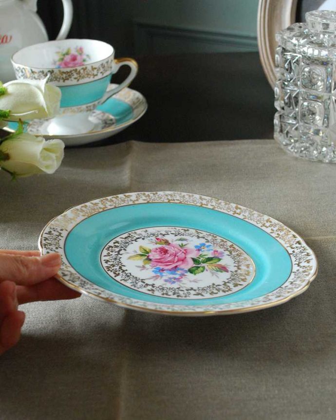 アンティーク 陶磁器の雑貨 アンティーク雑貨 華やかなバラのデザインが豪華なアンティークプレート(パンプレート)。飾って使って楽しむアンティーク美しい柄のプレートは、飾っても使っても楽しめます。(m-2697-z)