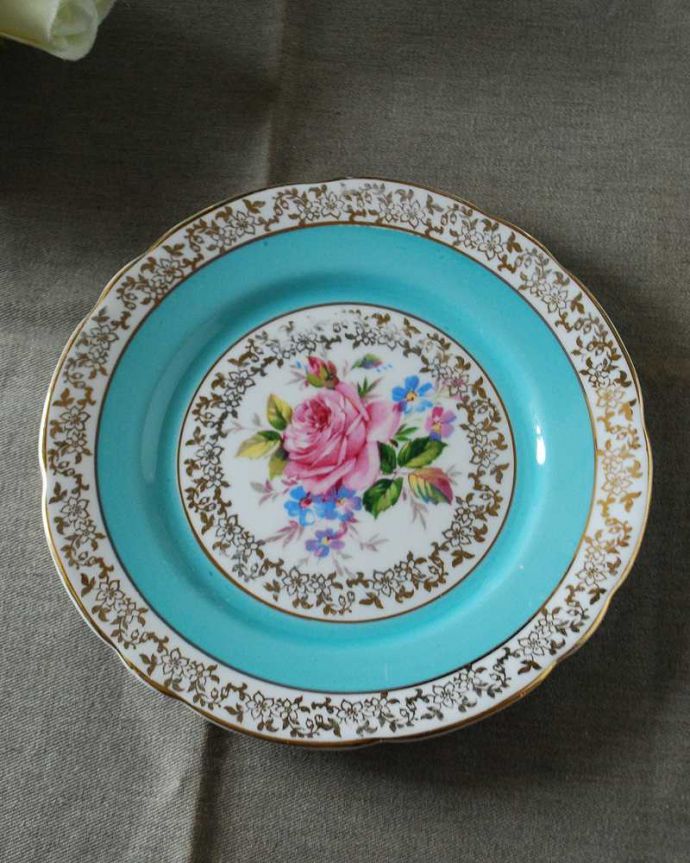 アンティーク 陶磁器の雑貨 アンティーク雑貨 華やかなバラのデザインが豪華なアンティークプレート(パンプレート)。上から見るとこんな感じです状態のいいものだけを選んできましたがアンティークなので多少のキズ・汚れがある場合があります。(m-2697-z)