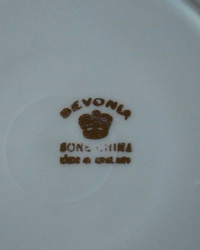 アンティーク 陶磁器の雑貨 アンティーク雑貨 華やかなバラのデザインが豪華なアンティークプレート(パンプレート)。裏側には品質の証製造メーカー保証の意味がこもった窯印、ポーセリンマークがあります。(m-2697-z)