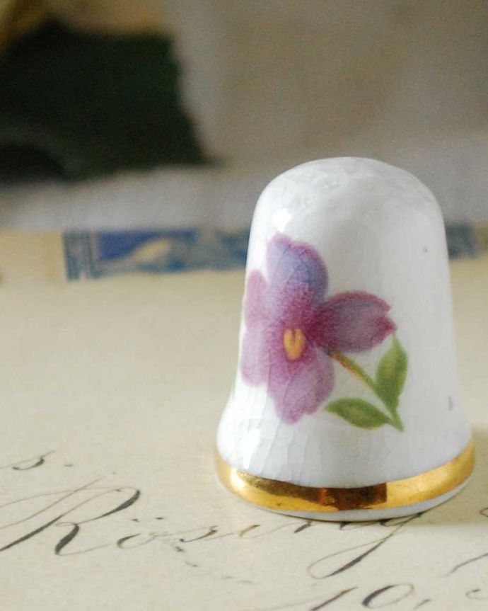 アンティーク 陶磁器の雑貨 アンティーク雑貨 むらさき色のお花が可愛い、アンティークシンブル。幸運を呼ぶ女性のためのコレクションアイテムシンブルとは、上流階級の女性がたしなみとして行ったお裁縫の時に使った指ぬきのこと。(m-2700-z)