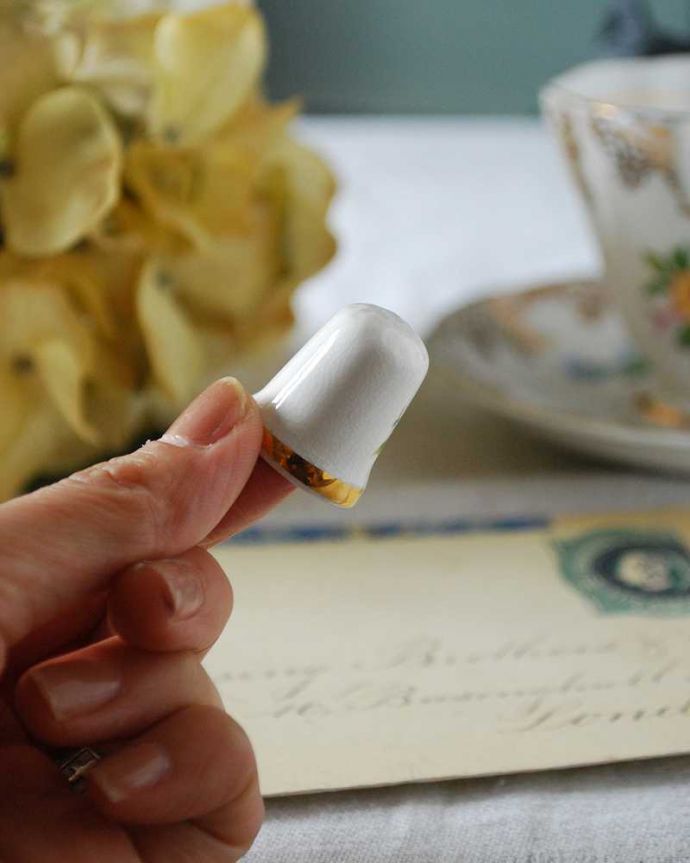 アンティーク 陶磁器の雑貨 アンティーク雑貨 むらさき色のお花が可愛い、アンティークシンブル。コレクションしたくなる可愛らしさ指の帽子(finger hat)とも呼ばれるコロンとした形。(m-2700-z)
