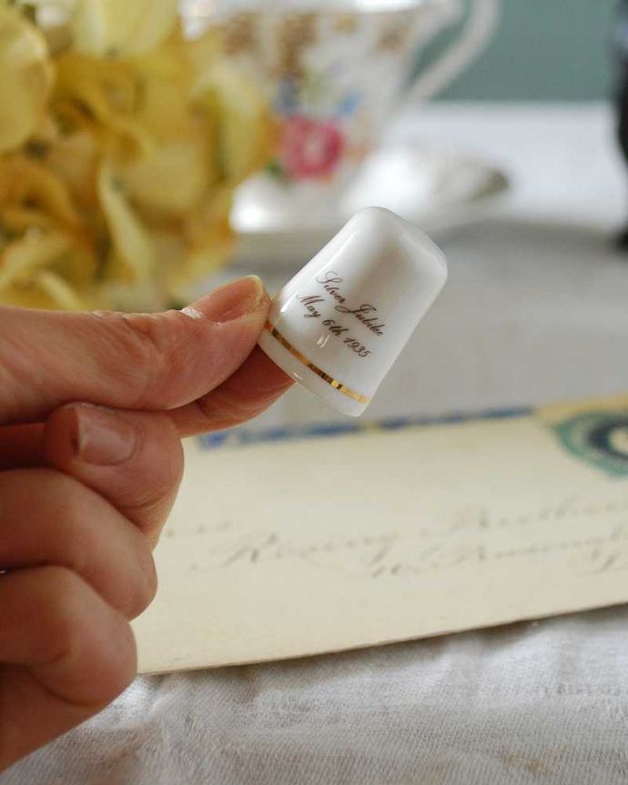 アンティーク 陶磁器の雑貨　アンティーク雑貨　英国の歴史を感じる1935年代のコロネーションアンティークシンブル。コレクションしたくなる可愛らしさ指の帽子（finger hat)とも呼ばれるコロンとした形。(m-2701-z)